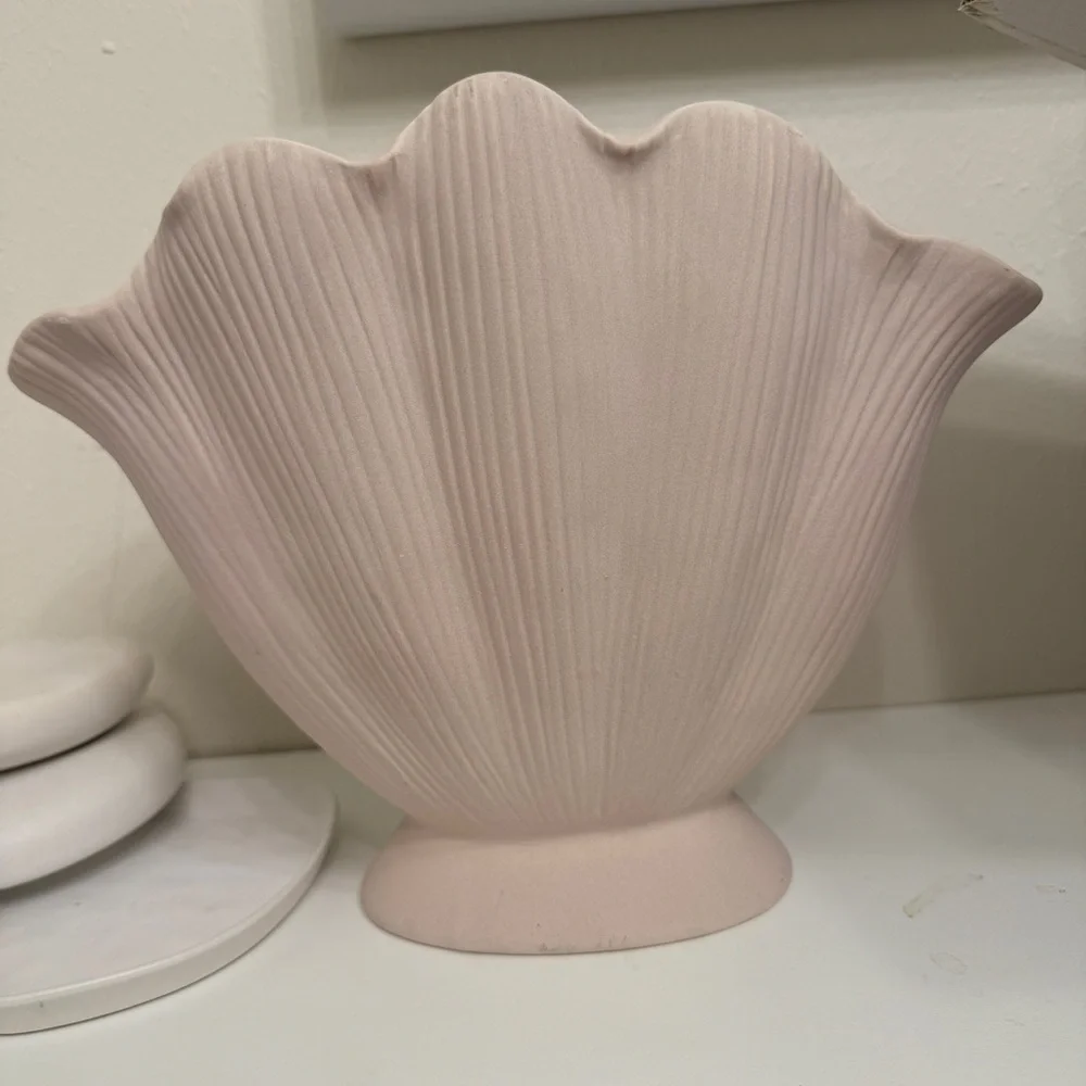 H&M home seashell vase stoneware home decor shelf beige sand fluted coastal